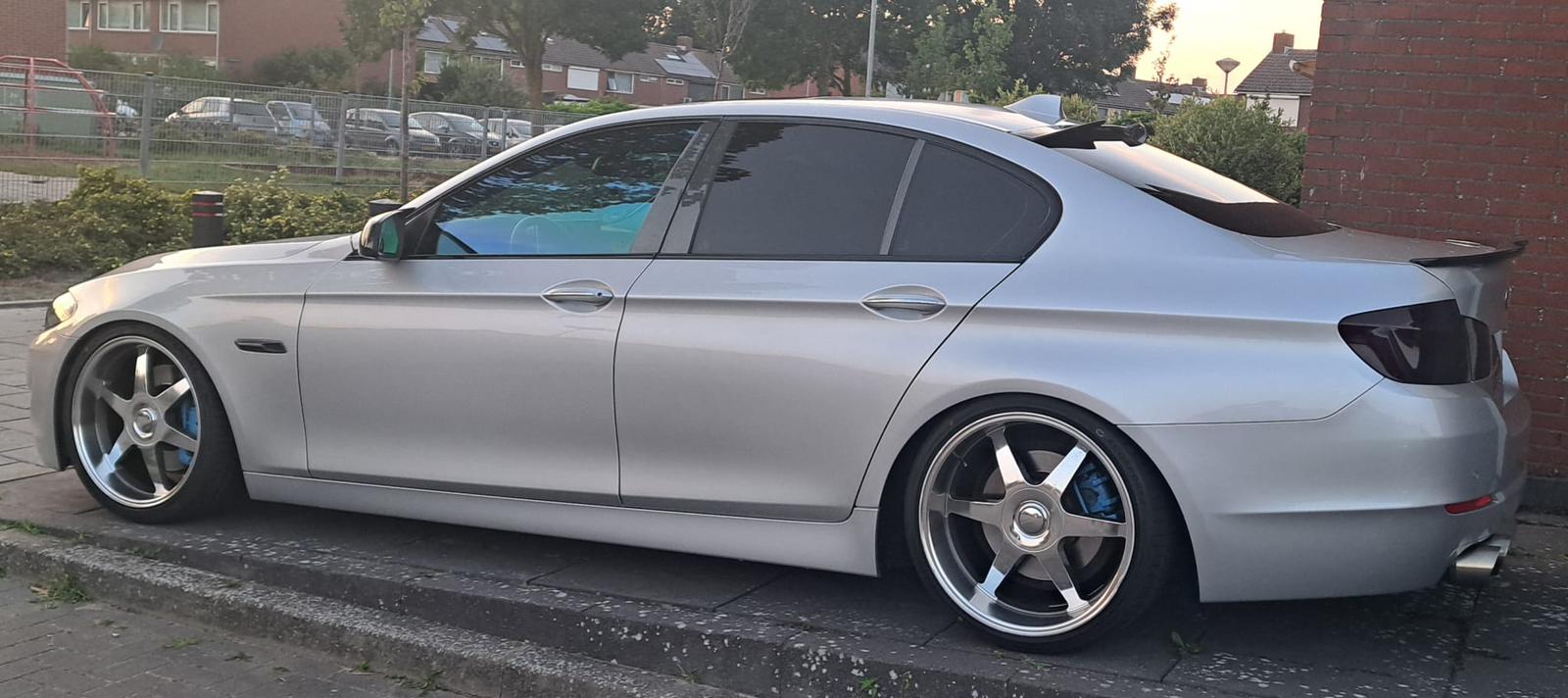 BMW met getinte ramen — zijaanzicht