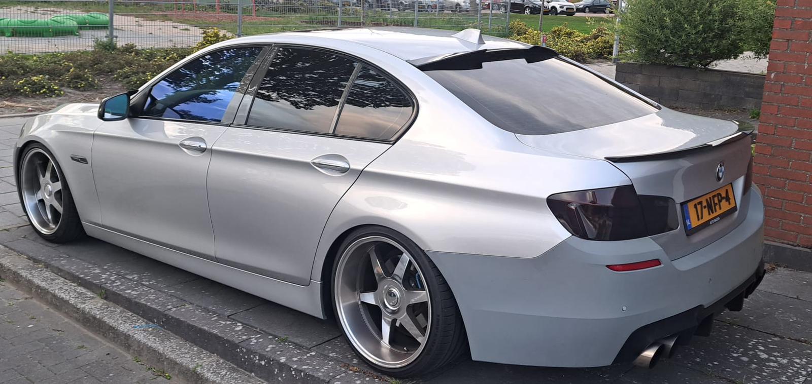 BMW met getinte ramen — achteraanzicht