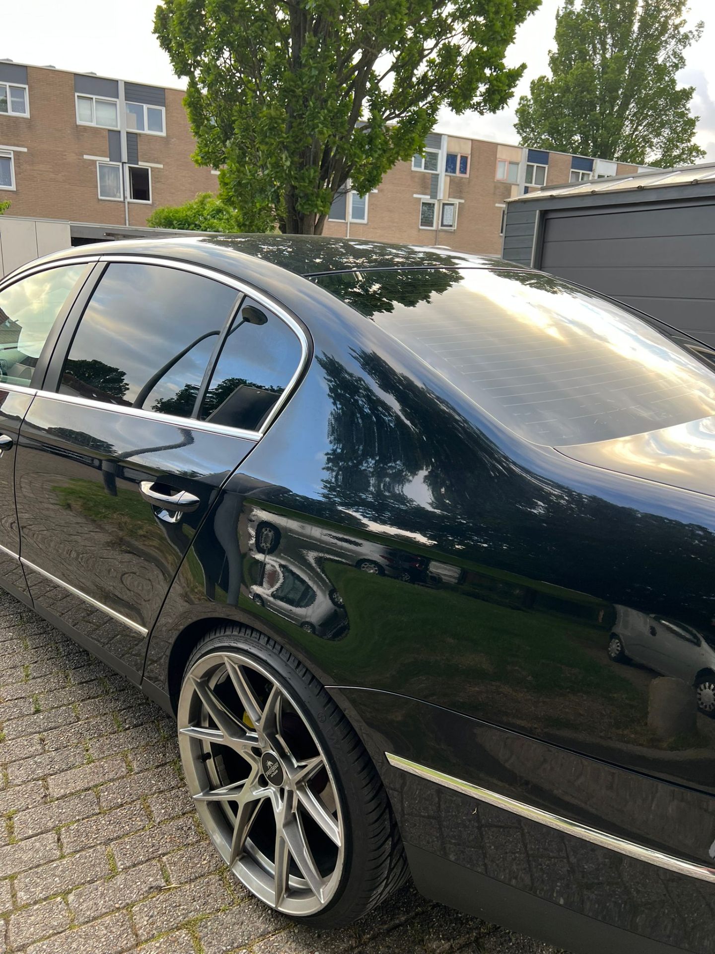 Zwarte sedan met getinte ramen