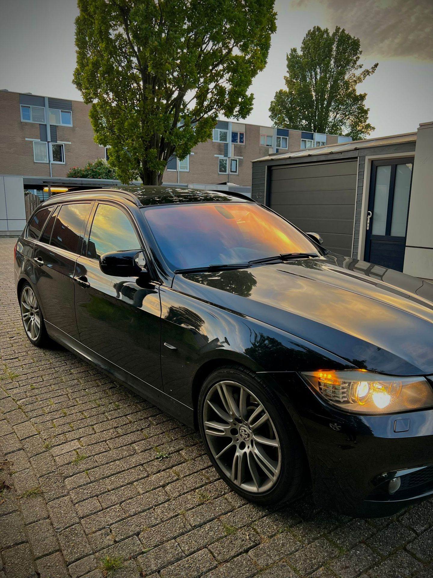 BMW Touring met getinte ramen en voorruit