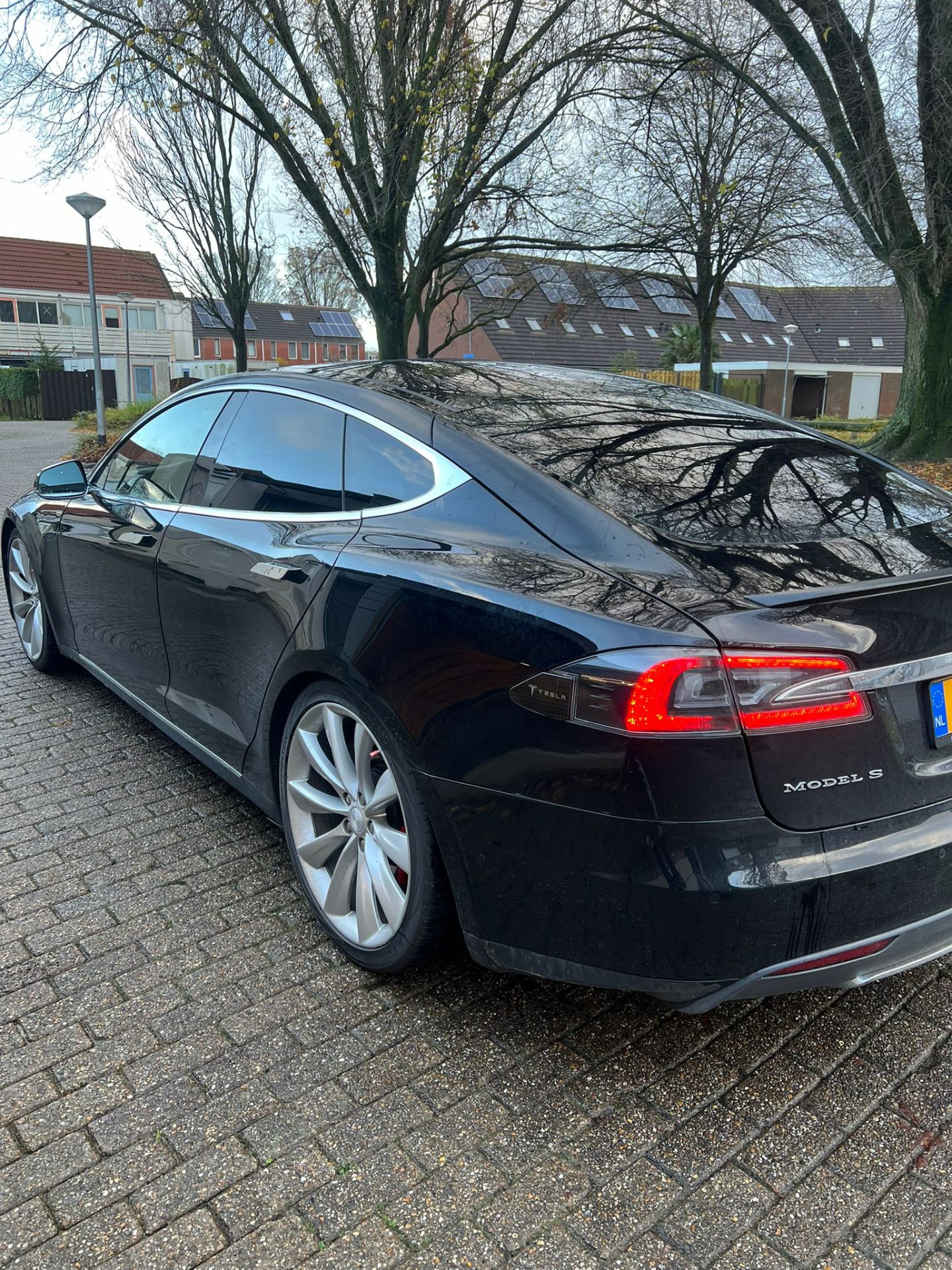 Tesla Model S met getinte ramen